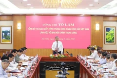 Le secrétaire général du Comité central du Parti communiste du Vietnam To Lam travaille avec la Commission centrale des affaires intérieures du Parti. Photo : VNA
