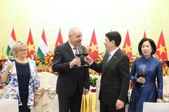 Le président Luong Cuong et son épouse président un banquet solennel en l’honneur du président hongrois Sulyok Tamas et de son épouse, en visite officielle au Vietnam. Photo : VNA