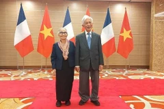 Le professeur Trân Thanh Vân et la professeure Lê Kim Ngoc sont promus au grade d’Officier de la Légion d'honneur (Ordre national de la Légion d'honneur) par le président de la République française. Photo :baochinhphu