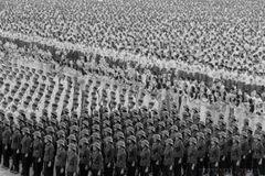 Les moments marquants du défilé militaire et populaire lors de la Fête nationale du 2 septembre 1975