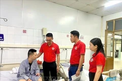 Des dirigeants de la Croix-Rouge provinciale de Quang Ninh rendent visite aux victimes. Photo : VNA
