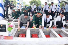 Le Premier ministre Pham Minh Chinh à la cérémonie d’hommage et d’inhumation des restes de soldats et d’experts vietnamiens tombés au Cambodge et sur le territoire national au cimetière de Dôc Ba Đac. Photo : VNA
