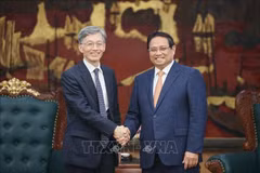 Le Premier ministre Pham Minh Chinh (droite) et Kenji Okamura, directeur général adjoint du Fonds monétaire international, à Hanoï. Photo : VNA