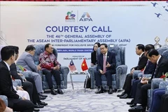 Entrevue à Kuala Lumpur entre le président de l'Assemblée nationale Trân Thanh Mân (droite) et le Premier malaisien Anwar Ibrahim. Photo : VNA
