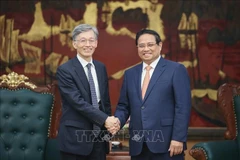 Le Premier ministre Pham Minh Chinh (droite) et Kenji Okamura, directeur général adjoint du Fonds monétaire international, à Hanoï. Photo : VNA
