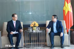 Le Premier ministre Pham Minh Chinh (droite) travaille avec le dirigeant de la Société à responsabilité limitée Hyosung Vina. Photo : VNA