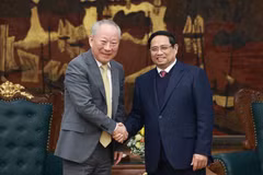 Le Premier ministre Pham Minh Chinh (droite) a reçu, le 9 janvier à Hanoï, Yan Jiehe, fondateur et président de China Pacific Construction Group. Photo : VNA