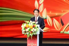 Le président Luong Cuong prend la parole lors de la cérémonie de distinction des agriculteurs vietnamiens exemplaires et des scientifiques du monde rural 2025. Photo : VNA