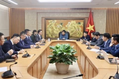 Le vice-Premier ministre Nguyen Chi Dung (centre) a reçu le 14 octobre à Hanoï Wang Cheng, directeur général du groupe chinois TCL. Photo : VNA
