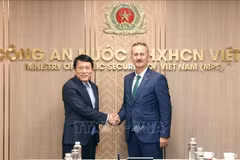 Le général Luong Tam Quang, ministre de la Sécurité publique (gauche) et le président de l’Agence turque de l’industrie de la défense. Photo : VNA