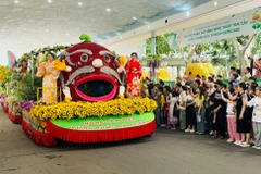 Défilé de présentation des spécialités fruitières vietnamiennes. Photo : VNA