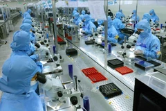 Ligne de production de modules de caméra et de composants électroniques destinés à l'exportation dans l'usine MCNEX VINA Co., Ltd., société à participation sud-coréenne, située dans le parc industriel de Phuc Son, province de Ninh Binh. Photo : VNA