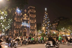 Un grand nombre de paroissiens, d'habitants de la capitale et de touristes sont venus dans le quartier de la Cathédrale avant Noël. Photo : Hoang Hieu – VNA