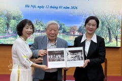 Des représentants de la famille de Trinh Hai offrent de précieuses photographies documentaires au site commémoratif du Président Ho Chi Minh au Palais présidentiel. Photo : VNA