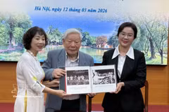 Des représentants de la famille de Trinh Hai offrent de précieuses photographies documentaires au site commémoratif du Président Ho Chi Minh au Palais présidentiel. Photo : VNA
