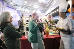 Des touristes au Festival gastronomique de Quang Ninh 2024. Photo : VNA