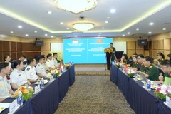 L'échange de vue entre des jeunes officiers Vietnam – Singapour 2025. Photo : VNA