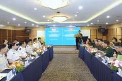 L'échange de vue entre des jeunes officiers Vietnam – Singapour 2025. Photo : VNA