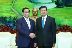 Le Premier ministre Pham Minh Chinh (gauche) et le secrétaire général du Comité central du Parti populaire révolutionnaire du Laos (PPRL) et président du Laos, Thongloun Sisoulith. Photo : VNA