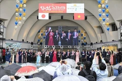 Les délégués coupent le ruban d'ouverture du Festival du Vietnam 2025 au Japon. Photo : VNA