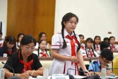Une jeune députée partage ses réflexions avec les dirigeants de ville. Photo : CVN