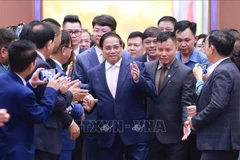 Le Premier ministre Pham Minh Chinh et des entreprises participant à l'échange de vue. Photo : VNA 