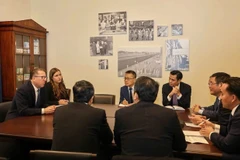 La rencontre à Washington D.C. entre le ministre du Commerce, Nguyen Hong Dien, et le député Adrian Smith (Nebraska, Parti républicain), président de la sous-commission du Commerce du Congrès américain. Photo : VNA