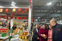Les visiteurs au pavillon du Vietnam à la Foire internationale de l’artisanat Artigiano in Fiera. Photo : VNA