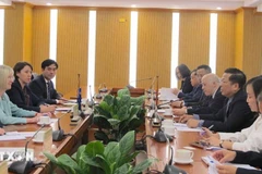 Le ministre vietnamien de la Construction, Tran Hông Minh, a reçu le 1er août à Hanoï Mme Gillian Bird, ambassadrice d’Australie au Vietnam, pour discuter du renforcement de la coopération bilatérale dans le domaine des infrastructures. Photo : VNA