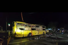 Un véhicule de tourisme immatriculé 50H-355.47, appartenant à la compagnie de bus Tan Kim Chi (Ho Chi Minh-Ville), s’est renversé, entraînant la mort de trois personnes et faisant 27 blessés. Photo : VNA