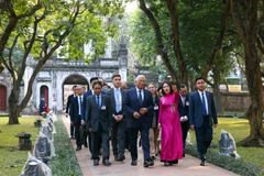 Le président du Conseil européen visite le Temple de la Littérature et la ligne de métro N°3 de Hanoï