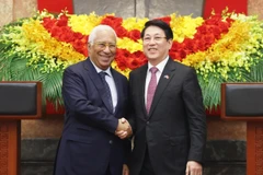 Le président Luong Cuong (droite) et le président du Conseil européen António Costa lors d’une conférence de presse informant sur les résultats de leur entretien à Hanoï. Photo : VNA
