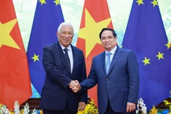 Le Premier ministre Pham Minh Chinh (droite) a reçu à Hanoï le président du Conseil européen, António Costa. Photo : VNA