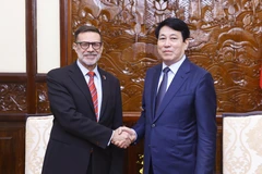 Le président Luong Cuong (droite) et l'ambassadeur d'Australie au Vietnam, Andrew Goledzinowski. Photo : VNA