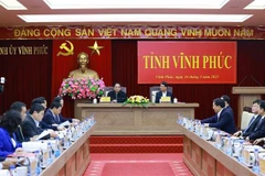 Le Premier ministre Pham Minh Chinh a travaillé avec la Permanence du Comité provincial du Parti sur la situation de développement socio-économique et la réponse aux propositions et recommandations pour que la province se développe rapidement et durablement. Photo : VNA