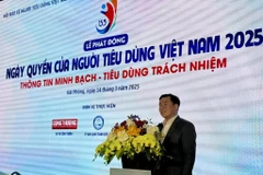 Le vice-ministre de l'Industrie et du Commerce, Nguyên Sinh Nhât Tân, a souligné que "la protection des droits légitimes des consommateurs est une responsabilité partagée entre les autorités, les entreprises et la société". Photo : Công Thuong/CVN