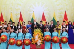 Le président vietnamien Luong Cuong, son épouse, le président lituanien Gitanas Nauseda et son épouse et des artistes vietnamiens. Photo : VNA