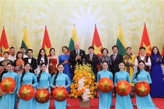 Le président vietnamien Luong Cuong, son épouse, le président lituanien Gitanas Nauseda et son épouse et des artistes vietnamiens. Photo : VNA