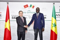 Le président de l’Assemblée nationale du Sénégal, El Malick Ndiaye préside une cérémonie d’accueil officielle du président de l'AN du Vietnam Tran Thanh Man. Photo : VNA