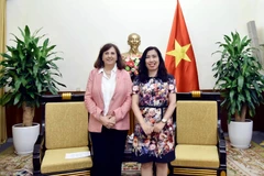 La vice-ministre Lê Thi Thu Hang (droite) reçoit Mme Paola Pampaloni, directrice générale adjointe pour l’Asie-Pacifique du service européen pour l’action extérieure (SEAE). Photo : VNA