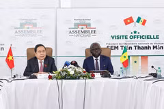 Le président de l’Assemblée nationale du Vietnam Trân Thanh Mân (droite) et le président de l’Assemblée nationale du Sénégal Malick Ndiaye. Photo : VNA