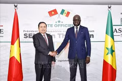 Le président de l’Assemblée nationale du Sénégal, El Malick Ndiaye préside une cérémonie d’accueil officielle du président de l'AN du Vietnam Tran Thanh Man. Photo : VNA