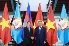 Le secrétaire général du Comité central du Parti communiste du Vietnam To Lam (droite) et le président du Parti du peuple cambodgien et président du Sénat cambodgien, Hun Sen. Photo : VNA