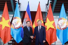 Le secrétaire général du Comité central du Parti communiste du Vietnam To Lam (droite) et le président du Parti du peuple cambodgien et président du Sénat cambodgien, Hun Sen. Photo : VNA