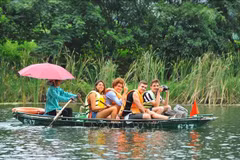Des touristes visitent la zone touristique de Trang An. Photo : VNA