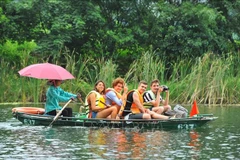 Des touristes visitent la zone touristique de Trang An. Photo : VNA