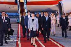 La Première ministre japonaise Takaichi Sanae arrive à Hanoï pour une visite officielle au Vietnam