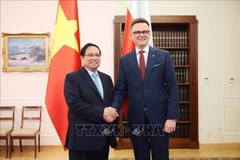 Le Premier ministre Pham Minh Chinh (gauche) a eu le 17 janvier (heure locale) une entrevue avec le président de la Chambre basse du parlement polonais Szymon Holownia. Photo : VNA