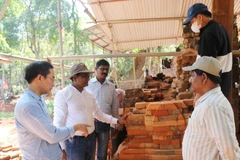Des experts vietnamiens et indiens supervisent les travaux de restauration de la tour F. Photo : VNA