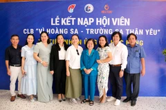 L'ancien vice-président Truong My Hoa prend une photo souvenir avec des dirigeants de la société par actions Lavite. Photo : VNA